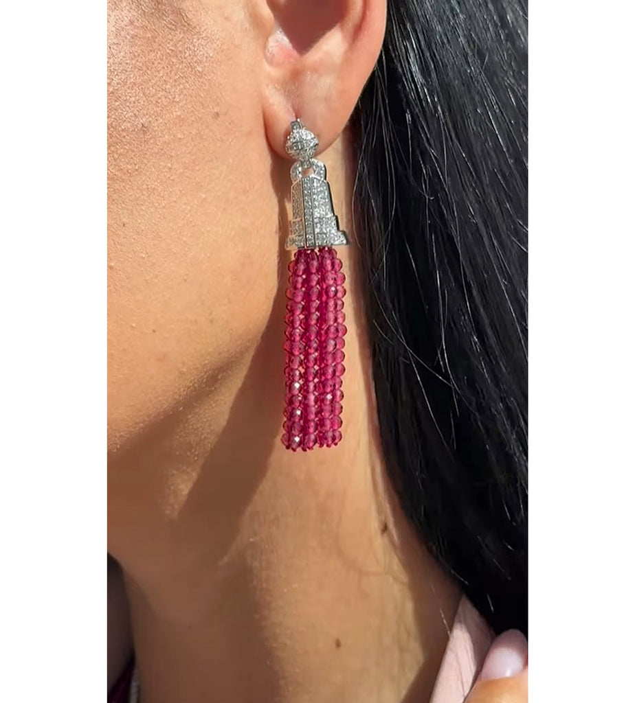 أقراط نحاسية مزينة بخرز أحمر