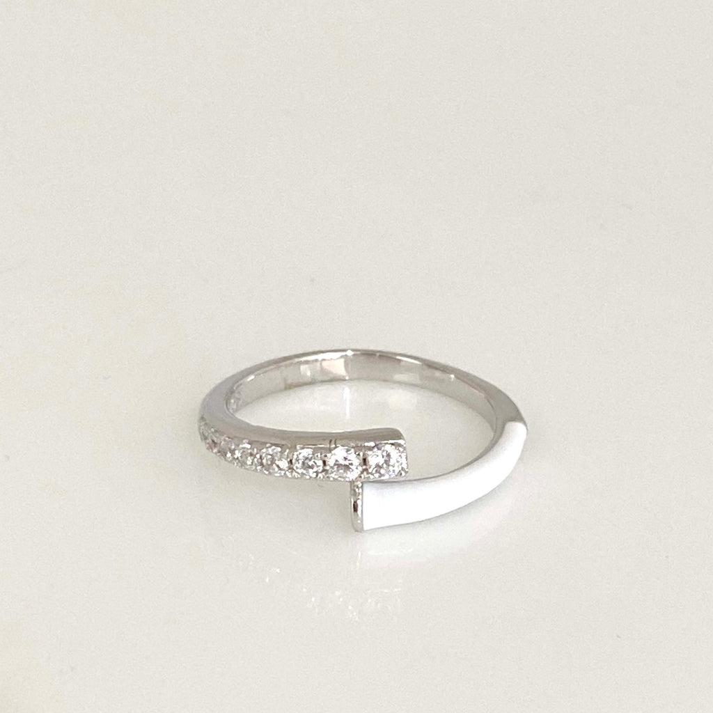 White Enamel Ring خاتم مزين بمعدن المينا لون أبيض